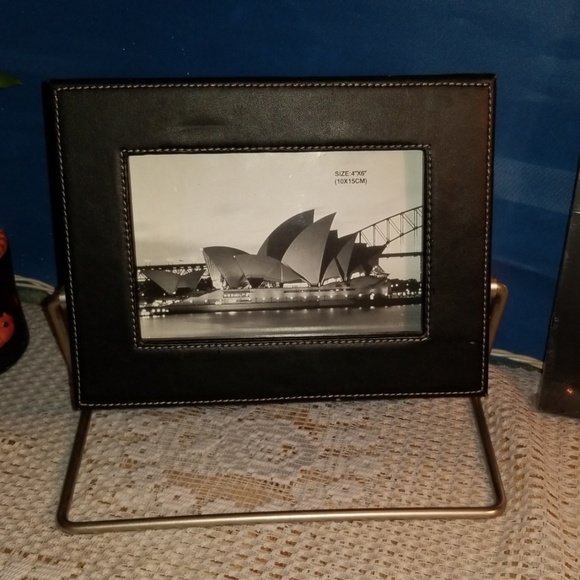 2 picture frames - Picture 2 of 7